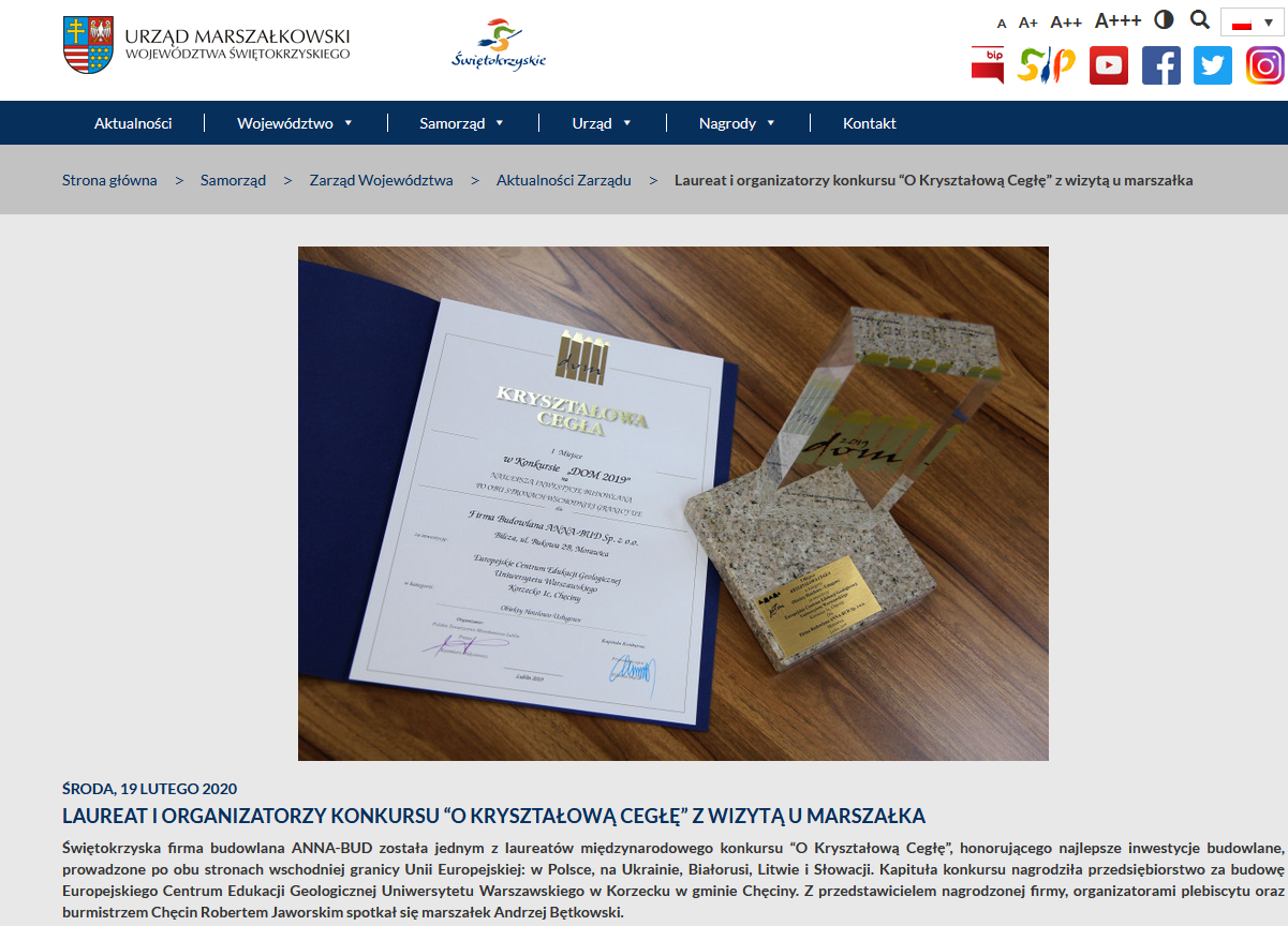 Laureat i organizatorzy konkursu „O Kryształową Cegłę” z wizytą u marszałka